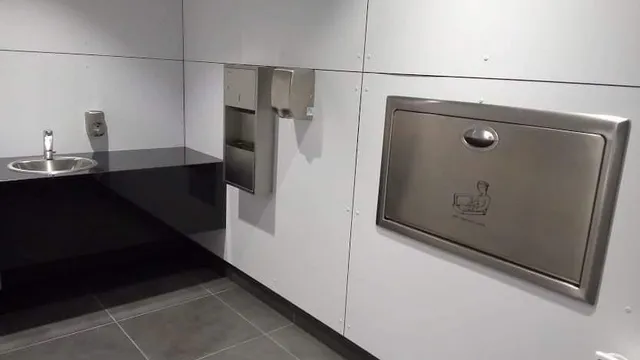 Jak vybrat přebalovací pult do veřejného záchodu