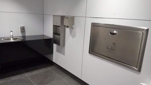 Comment choisir une table ? langer pour les toilettes publiques