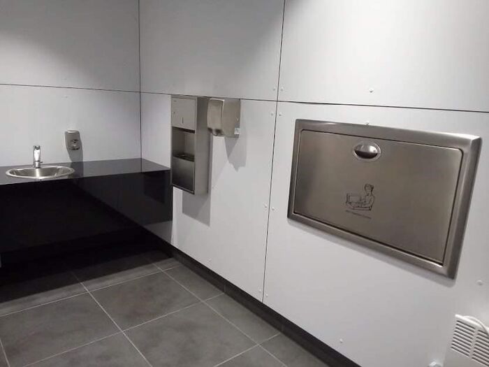 Come scegliere un fasciatoio per il bagno pubblico
